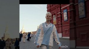 Счастливый Родной шагает по Москве...