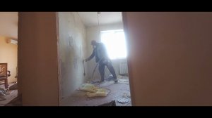 Ремонт квартиры. Демонтаж стеклообоев и краски со стен в спальне.