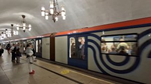Поезда в метро ВДНХ Москвы.