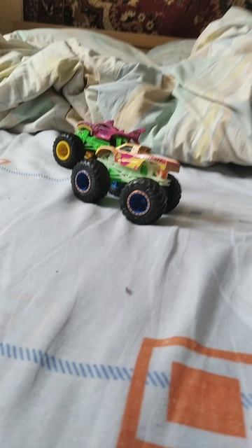 Shark wreak VS RACE ACE GLOW IN THE DARK!!! | Hot Wheels monster trucks