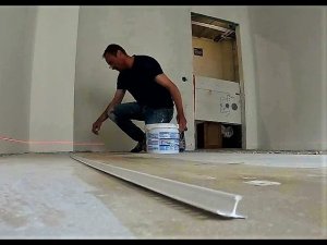 Выравниваем пол. Установка маячков под заливку.
