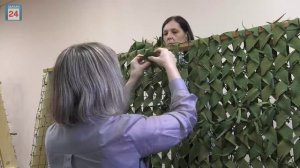 Кропотливый ручной труд: налоговики Хакасии плетут масксети для защиты наших бойцов спецоперации