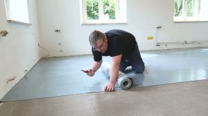 Вот так надо укладывать кварцвинил на клеевую подложку IVC. Сеньор ламинат рекомендует к просмотру.