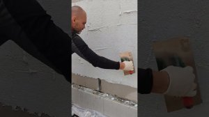 Нанесение декоративной штукатурки Спадар вторым слоем на фасад газобетонного дома. Штукатурка фасада