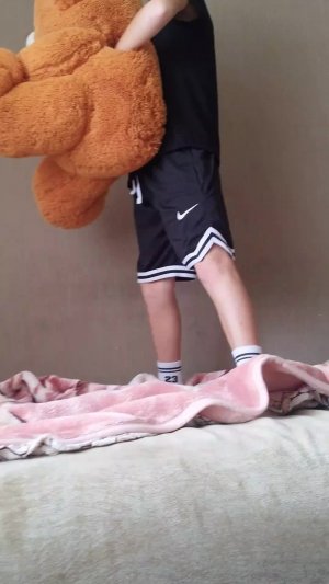 Бебры все в адидасах Ваня в том числе