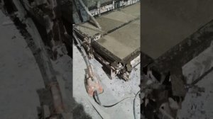 Укладка бетона в форму и уплотнение бетонной смеси до полного выхода защимлённого воздуха.