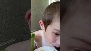 кушаю суп с лапшой И с курочкой и сок яблочный