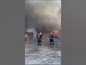 Пожар в Омске! Новые кадры. Горит строй рынок Южный Эксклюзивные кадры пожара и его последствий!