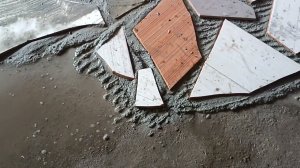 Мозаика из битой плитки, пол в гараже#