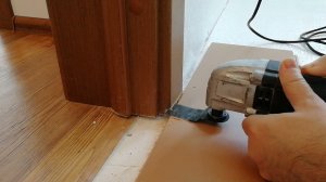 Как подпилить дверную коробку для укладки ламината ?!