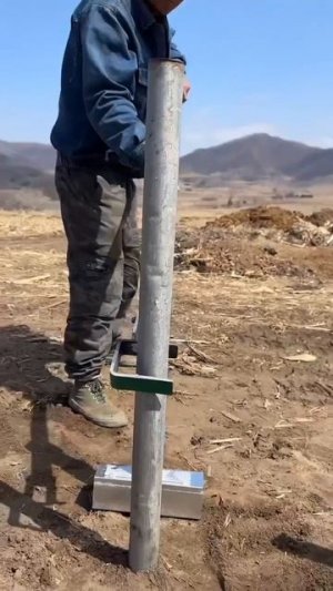 Изобретение для простого выемки столбов из почвы.