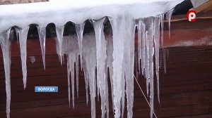 Опасные сосульки образовались на крышах домов