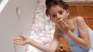 пальцы проходят сквозь стену?