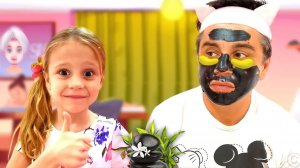 Настя устроила для папы салон красоты. Веселое видео для детей