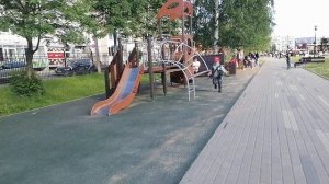 Гуляем, пошли к красивым цветам.
