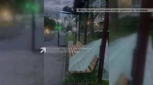 Вандалы выбили стекло, оставив после себя груду осколков