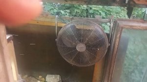Фиксатор открытой двери балкона на цепочке