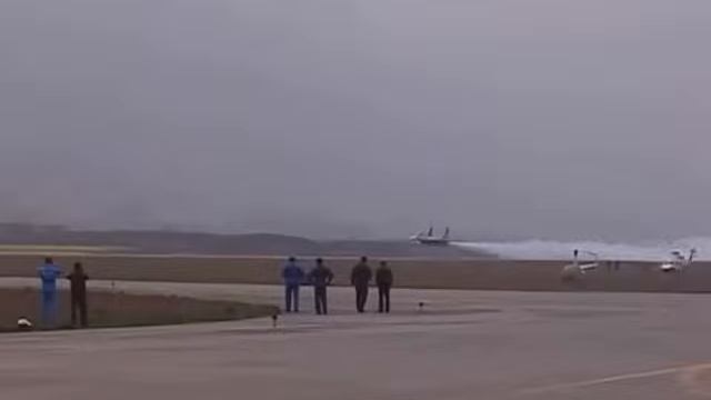 Extreme low pass by Anatoly Kvochur – in a Sukhoi Su 30