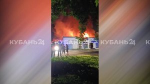 В Краснодаре пожарные 8 часов тушили возгорание в деревообрабатывающем цехе
