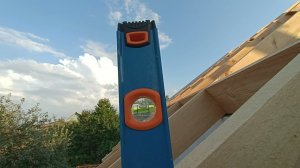 Крыша своими руками / Подрезка стропил, лобовая доска, стяжки стропил.
