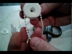 Как вставить цепь в механизм рулонной шторы