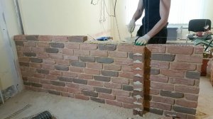 Перегородка из лицевого кирпича ручной формовки в стиле лофт.
