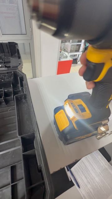 Шуруповерт DeWalt DCD800 смотреть онлайн