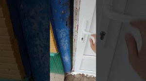Установка двери ПВХ в деревянный деревенский дом!