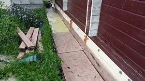 Как сделать отмостку для дома на сваях - нужна ли гидроизоляция?