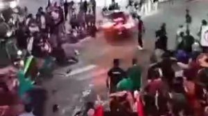 Автомобиль влетел в толпу футбольных болельщиков на ЧМ-2026 в Мексике — 17 человек ранены.