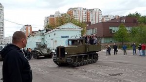 Тягач «Коминтерн» в движении.