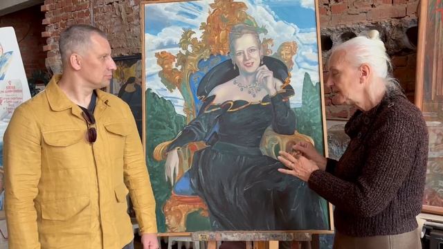 У нее интересная биография, многие факты из которых импонируют художнику.