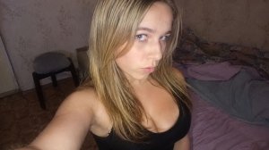 Молодая блондинка снимает себя на камеру смотреть видео с девушками онлайн