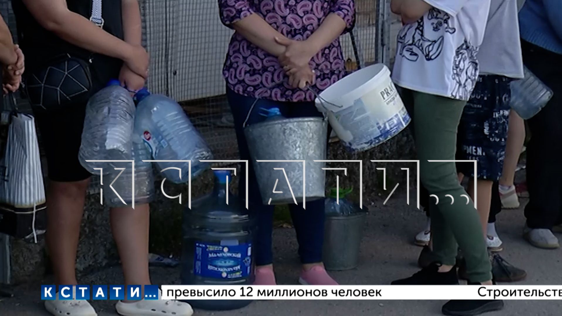 Жители Богородска в очередях ожидают подвоза воды, так как воды ни в водопроводе, ни в магазинах смотреть онлайн