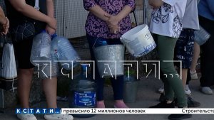 Жители Богородска в очередях ожидают подвоза воды, так как воды ни в водопроводе, ни в магазинах