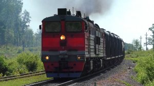 2ТЭ10У-0167 с грузовым поездом и приветливой бригадой следует через станцию Пяша