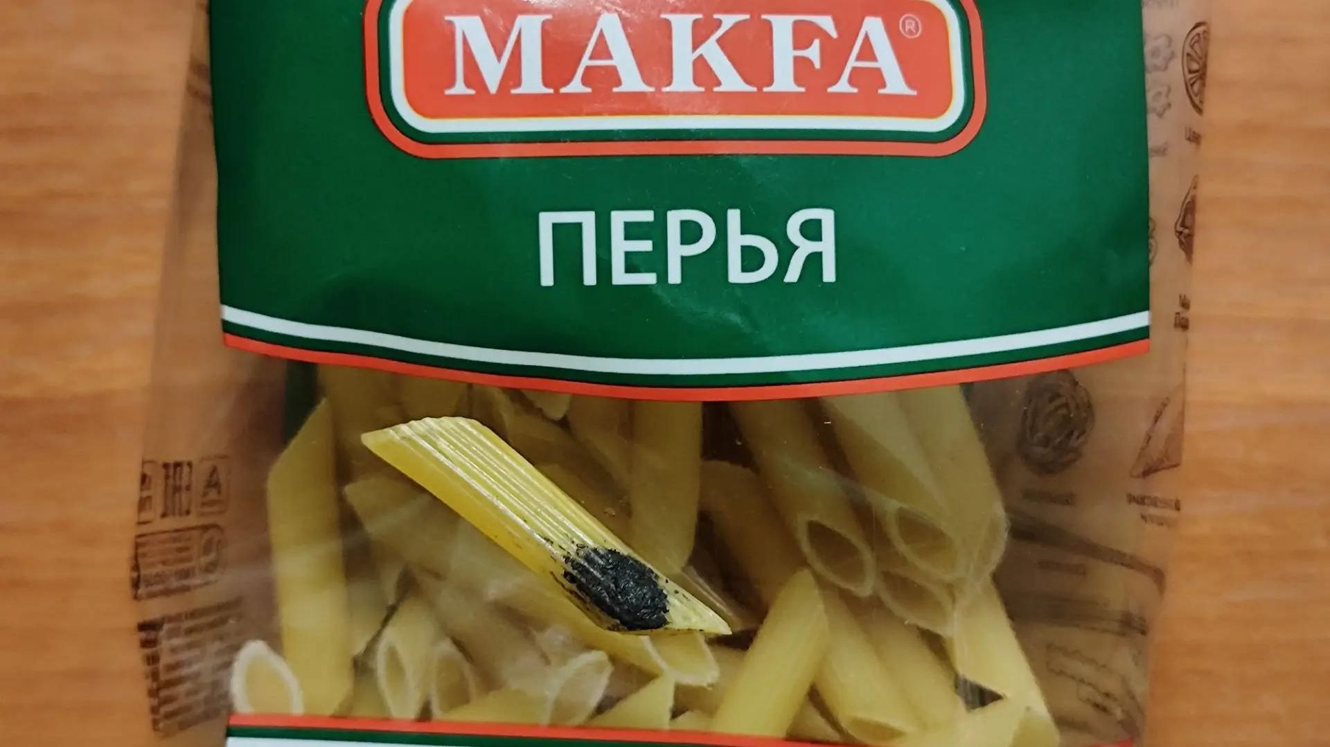 Макаронина с налипшей грязью оказалась в пачке перьев 'Макфа' смотреть онлайн