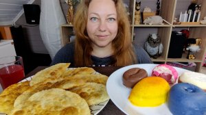 Мукбанг Чебуреки и корпусные десерты!