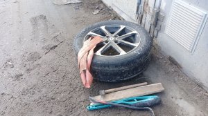 Демонтаж бескамерного колеса подручными средствами