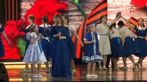 Елизавета Долженкова, Алёна Колдаева, Ева Кукушкина и коллектив «Уличный балет» - Синий платочек