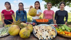 Девушки показывают потрясающий рецепт супа с курицей и свежим кокосом, обжаренным во фритюре