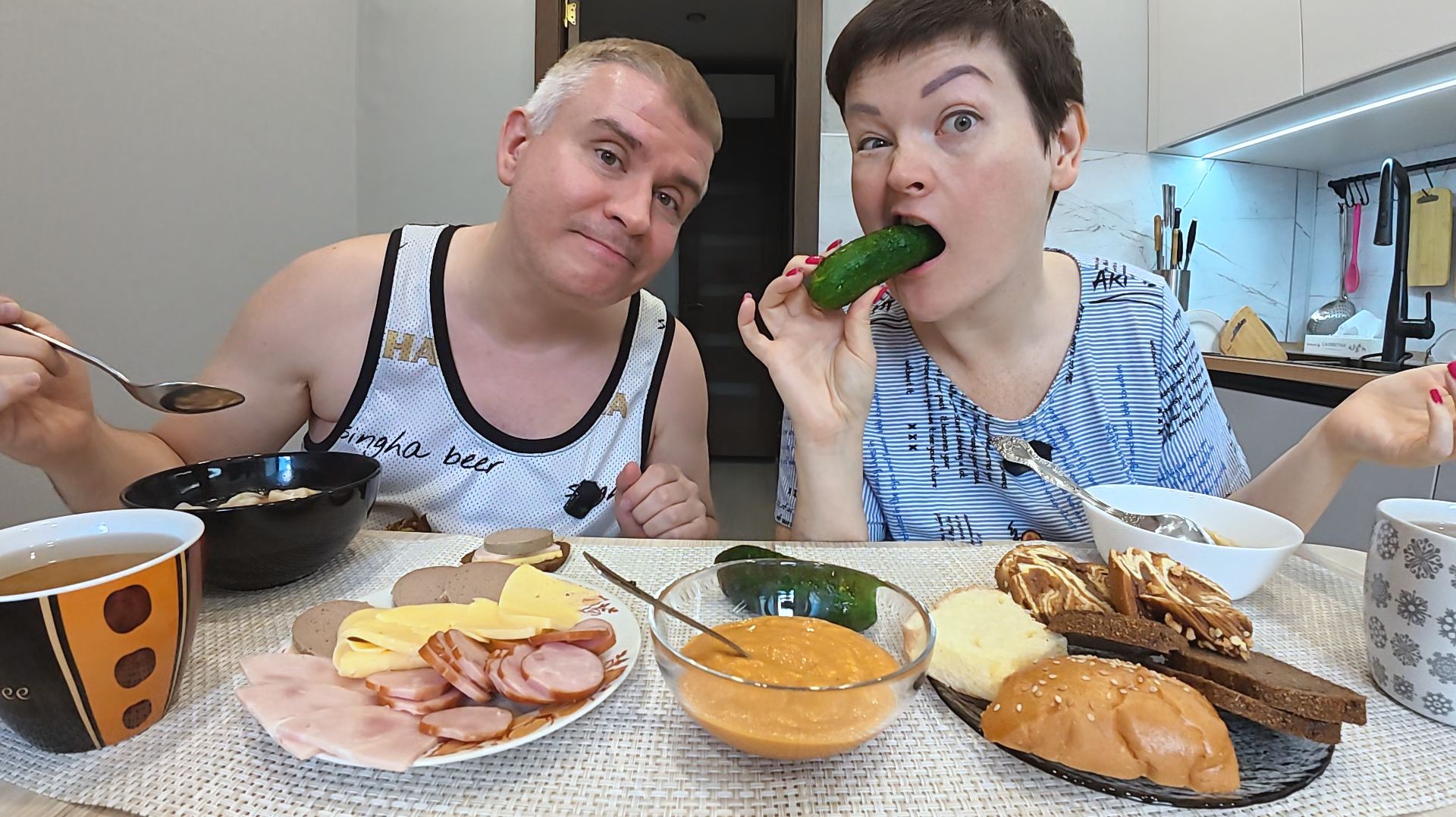 Мукбанг вот такая ОПА в нашей жизни ТВОРИТСЯ, НО я спокойна как СЛОН! Эпл ты не ПРАВ?! Семейный обед смотреть онлайн