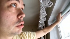 Вешаем рулонные шторы день-ночь. Устанавливаем новый кран на кухне.