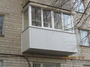Балкон без выноса с фасадом профнастила
