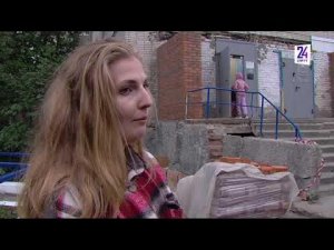 В Сургуте разваливается вход в подъезд многоэтажки, однако делать ремонт там не спешат. Почему?
