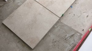 Комбинированная укладка керамической плитки на клей и на силикон...