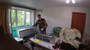 Установка кондиционера на балкон за 11 минут/ монтаж сплит-системы Санкт-Петербург  #шортс