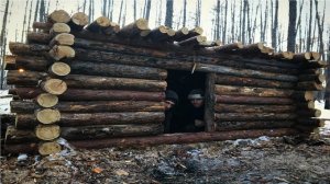 ДИКАЯ СТРОЙКА Лесной Бани из ВАЛЕЖНИКА! | Маньяк с Бензопилой | Алмазная КИРКА |