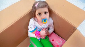 Ева учит и собирается показать поведение детей