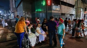 Момент землетрясения в Венесуэле. Люди в панике бегут. Каракас 2026